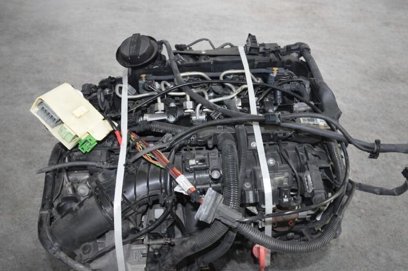 Area di smontaggio motori con banco da lavoro e componenti ordinati