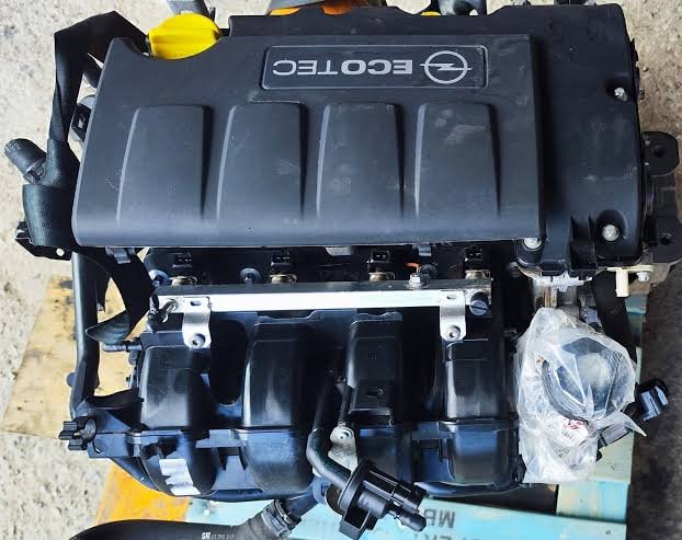 Motori usati per autovetture sistemati su pallet in magazzino